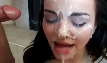زن لینک کانال کلیپ سکسی یوشاد که در زنجیر نشسته است