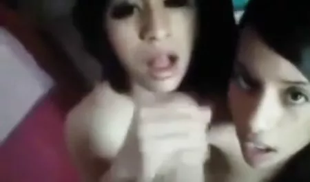 بانوی تمیز کننده جوان هدیه ای را از صاحب خانه یک لینک کانال های سکسی تلگرام کشور دریافت می کند