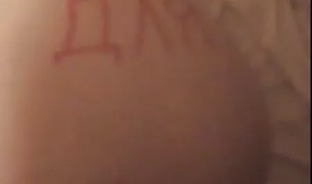 خوردن شب از زاغه کوچک 18 ساله گروه سکسی در موبوگرام ناتاشا